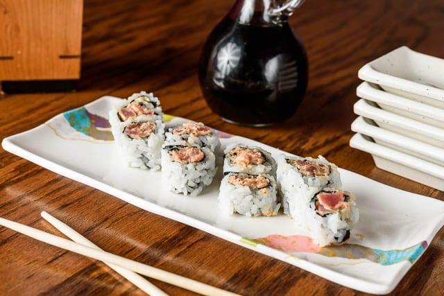 Spicy Tuna Roll •.